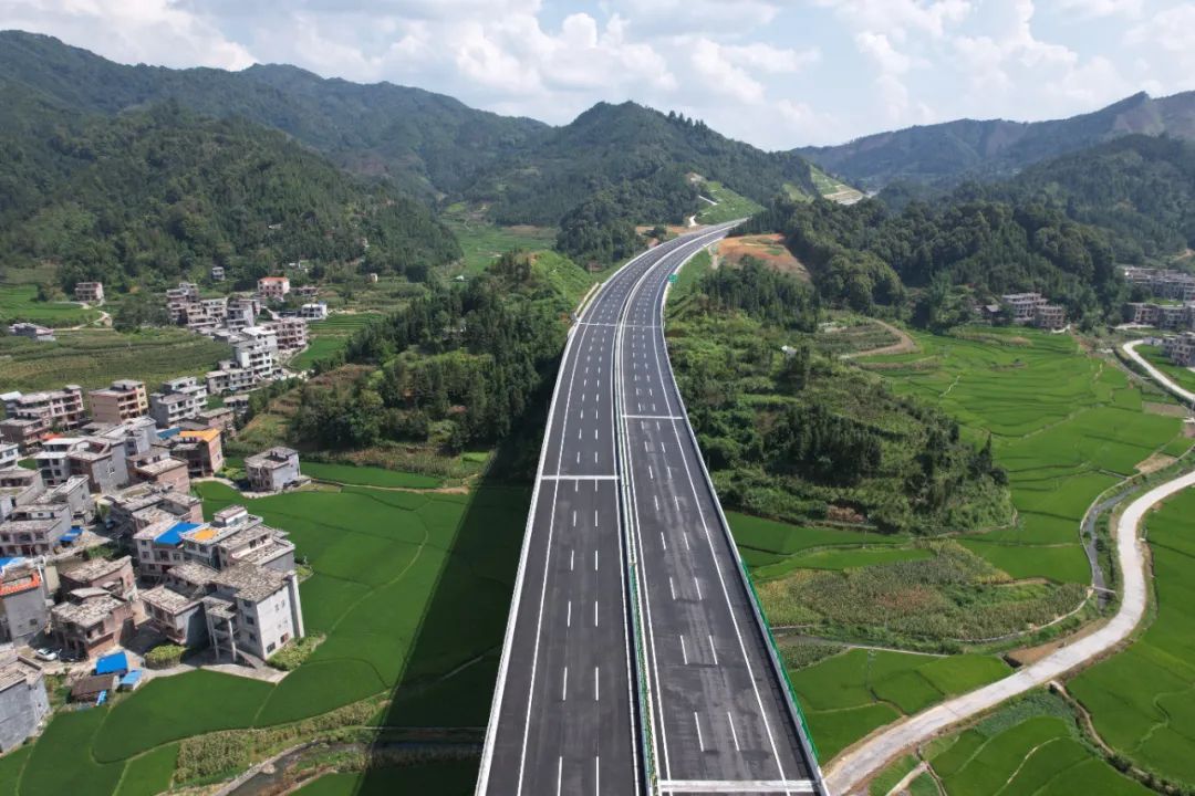 圖源:廣西交通投資集團天峨經鳳山至巴馬高速公路通車將帶動沿線發展