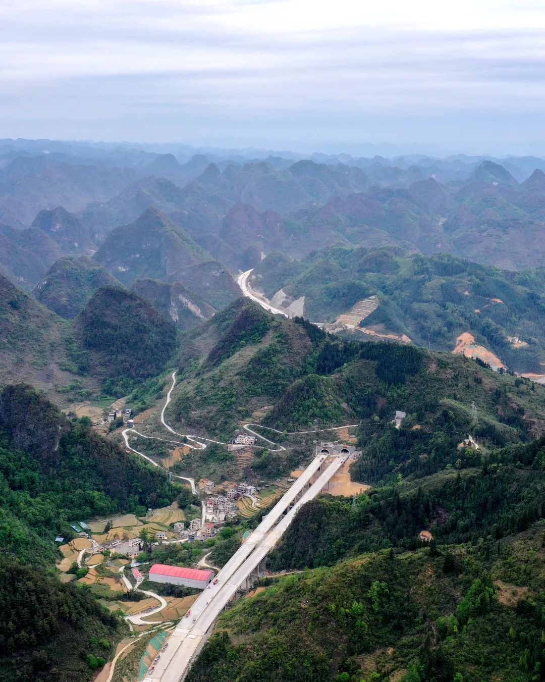 天等至巴马高速公路图图片