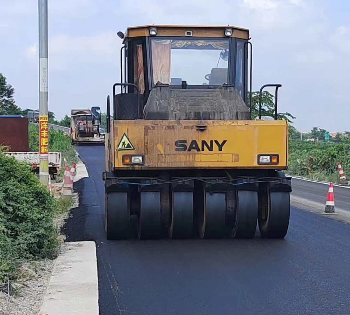 國道358線武鳴平陸至瀨雷路段大修工程現場,採用幹法sbs改性瀝青