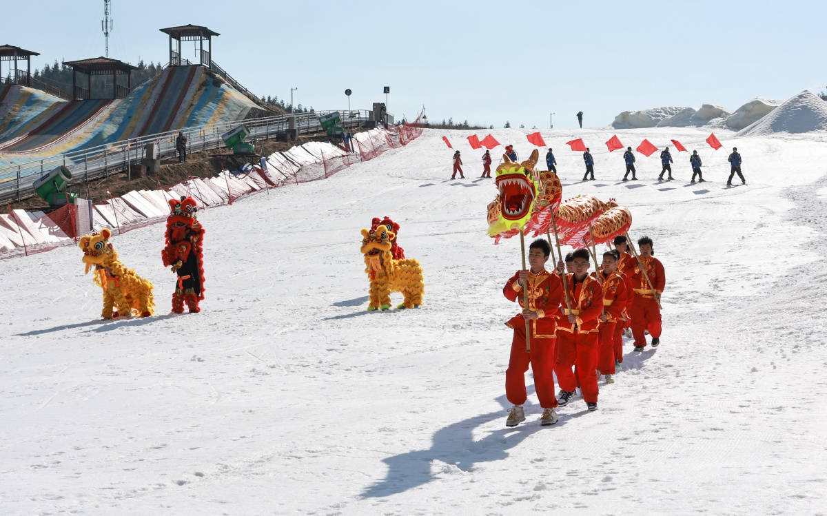 "第二届桂林全州天湖冰雪嘉年华"开幕式在桂林市全州县天湖滑雪场举行