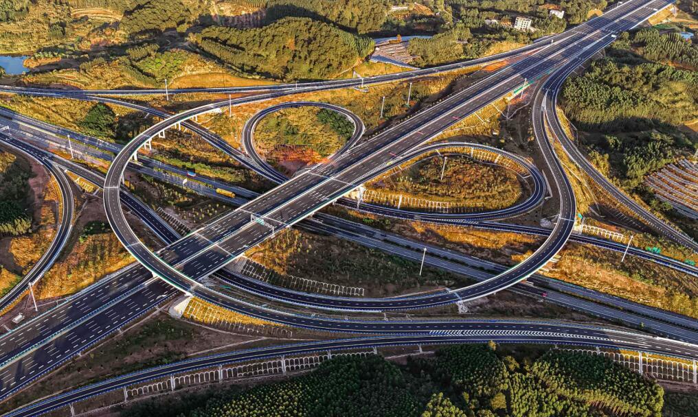 廣西首條一次性建成雙向八車道高速公路通車 深化對接粵港澳大灣區