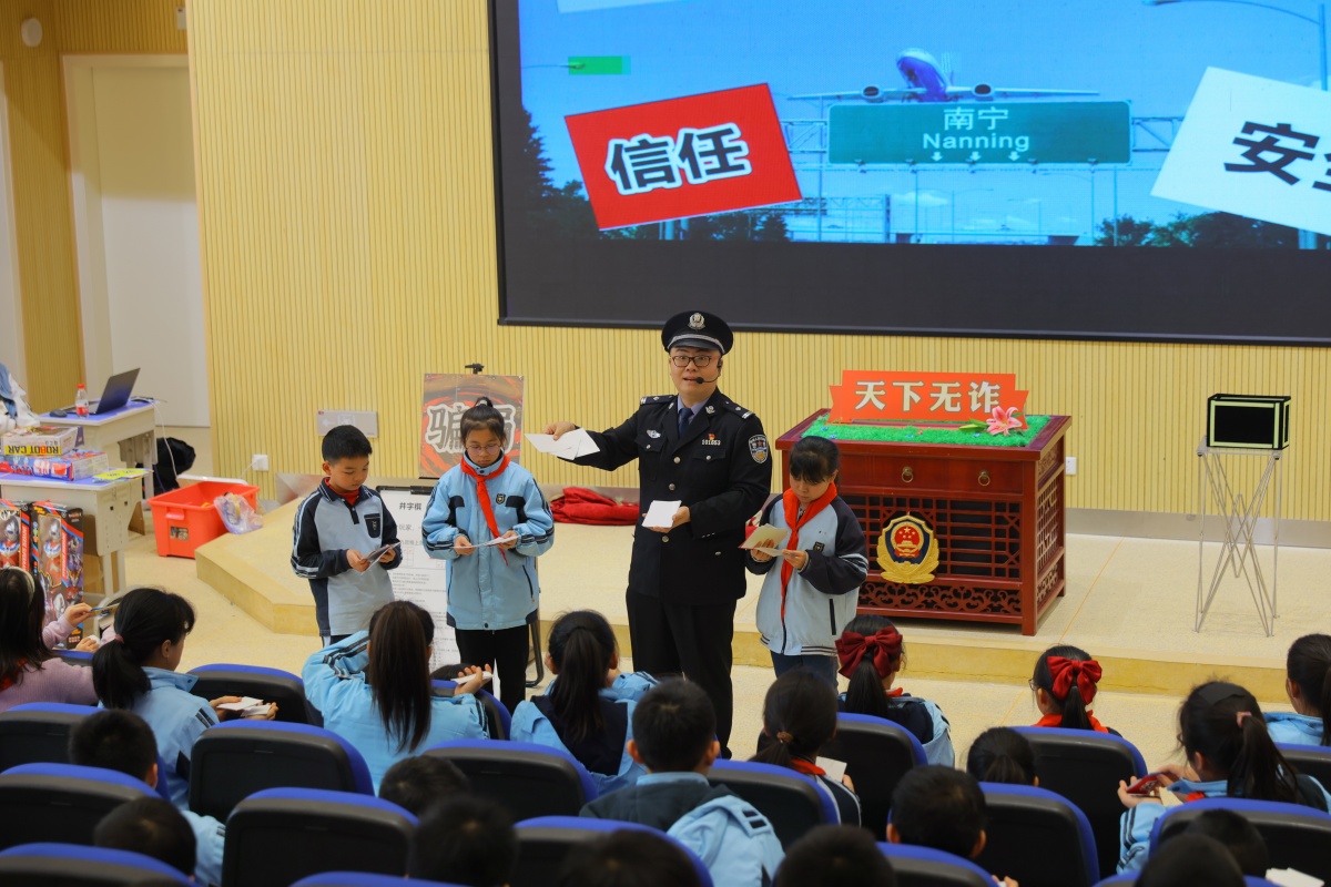 看魔術識套路 南寧市桂雅路小學開泰校區