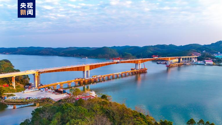 广西飞龙大桥顺利合龙 刷新同类型桥梁世界之最