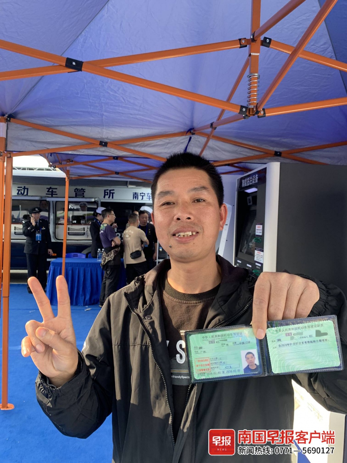 黄先生逛展时顺带换领了驾驶证.