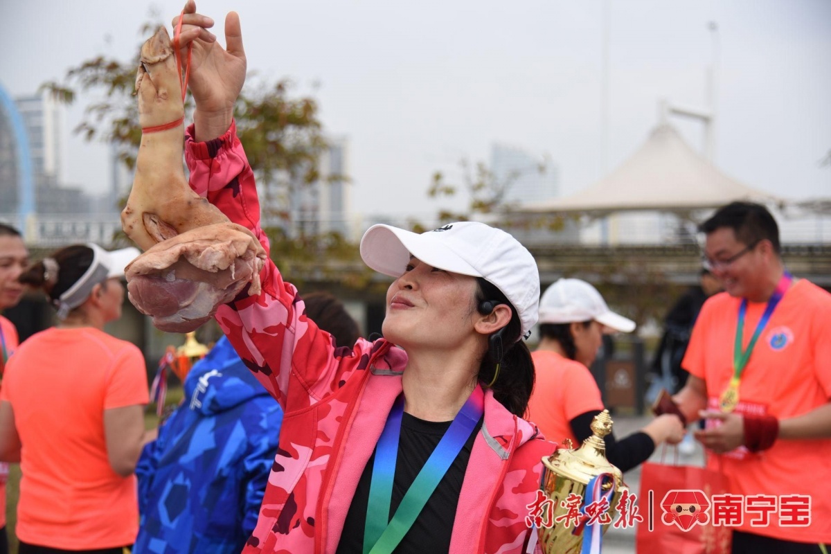 南寧跑友自辦馬拉松賽獎品一條豬腿兩斤豬肉