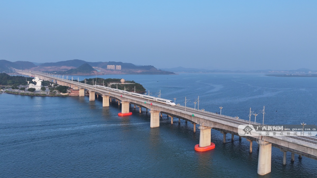 12月27日,全国首条直通中越边境城市的防城港至东兴高速铁路开通运营