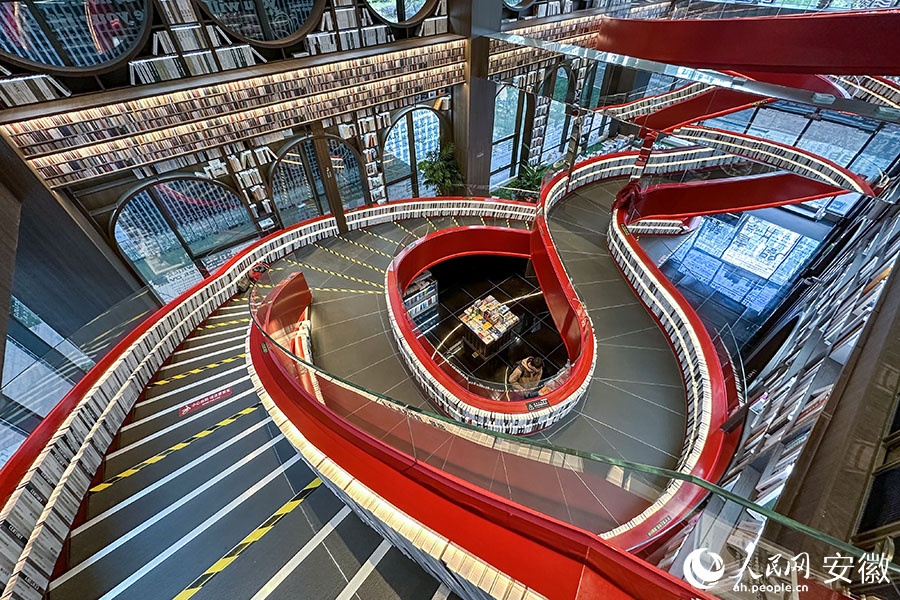 人民网记者 李希蒙摄来到位于芜湖市鸠江区皖江财富广场的钟书阁书店