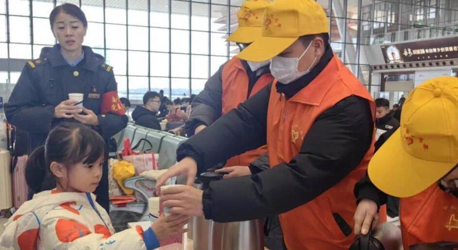 超万名广西青年志愿者上岗，为春运旅客提供暖心服务