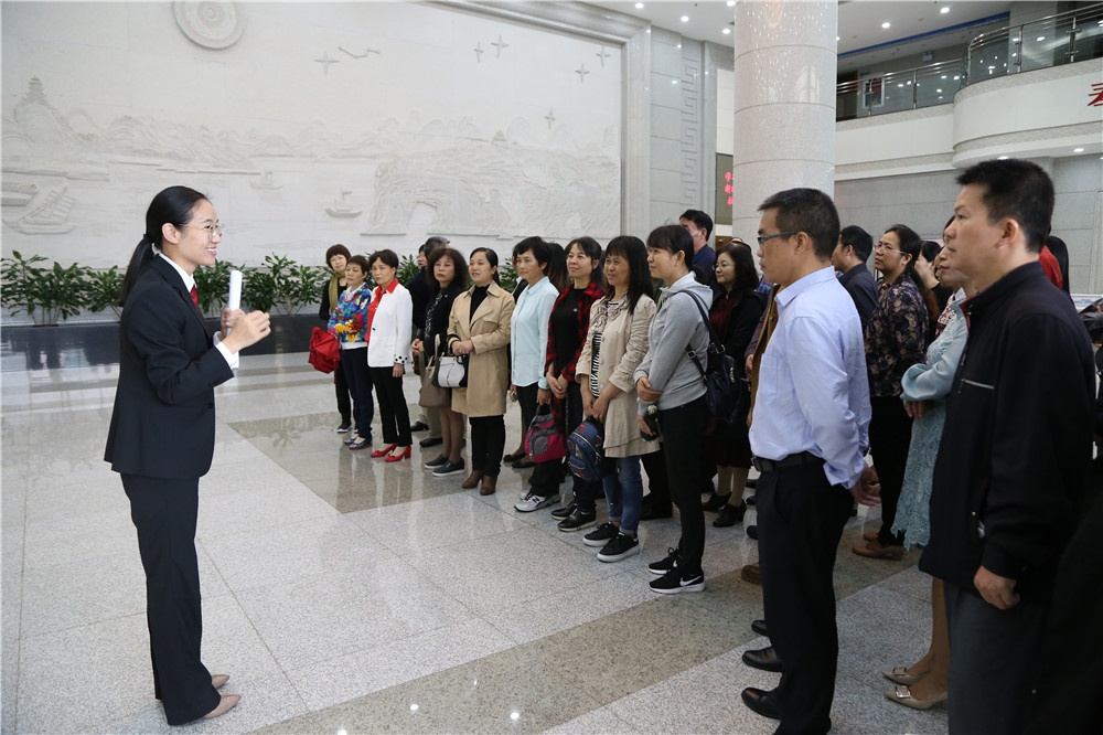 我院中層以上干部到自治區(qū)高級(jí)人民法院開展廉政警示教育活動(dòng)