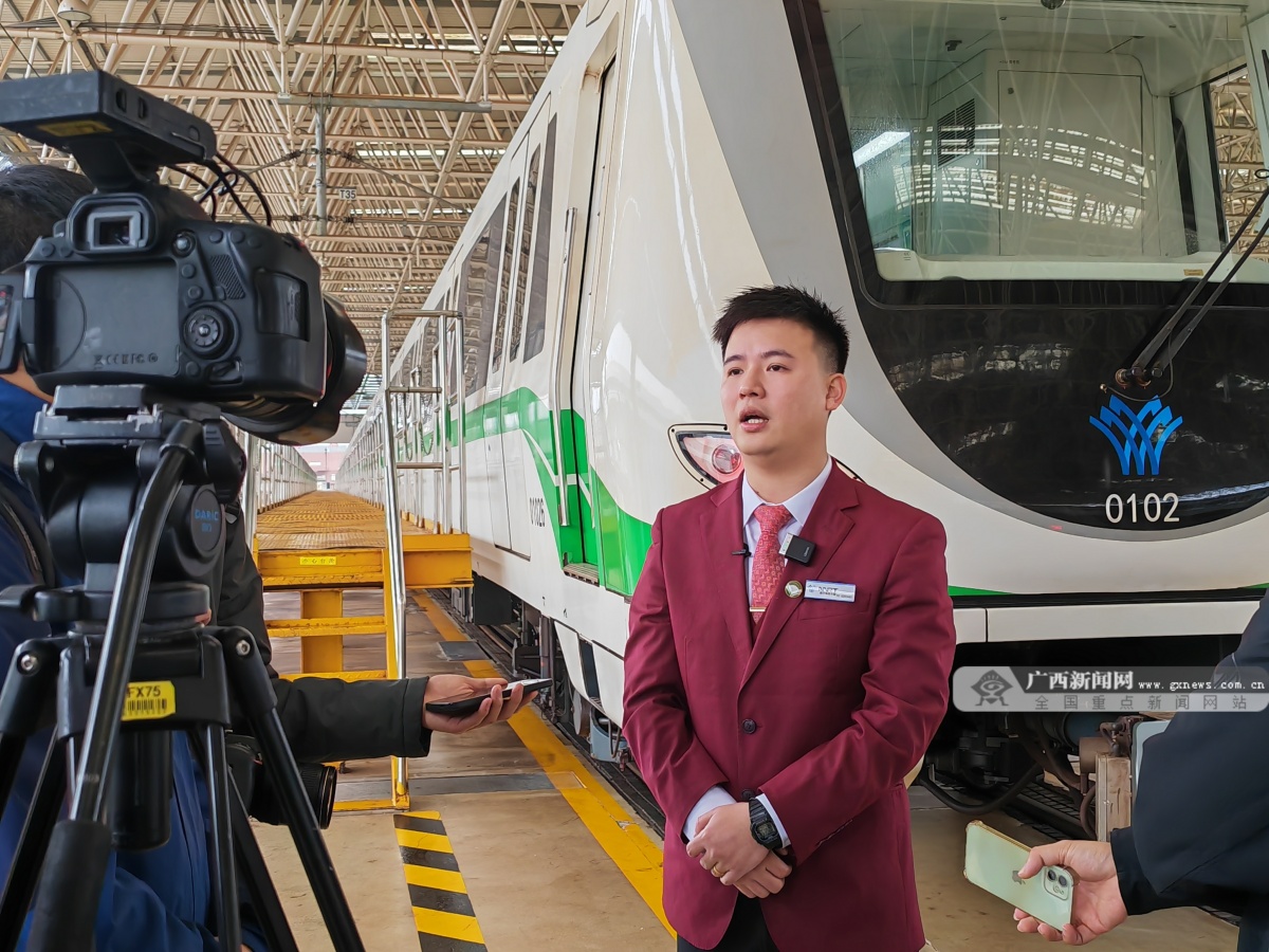地铁司机宋佩聪接受记者采访
