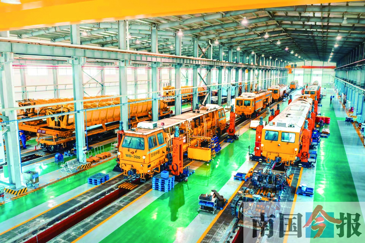 中国铁路南宁局集团公司柳州工务机械段大机检修库内,一派繁忙景象