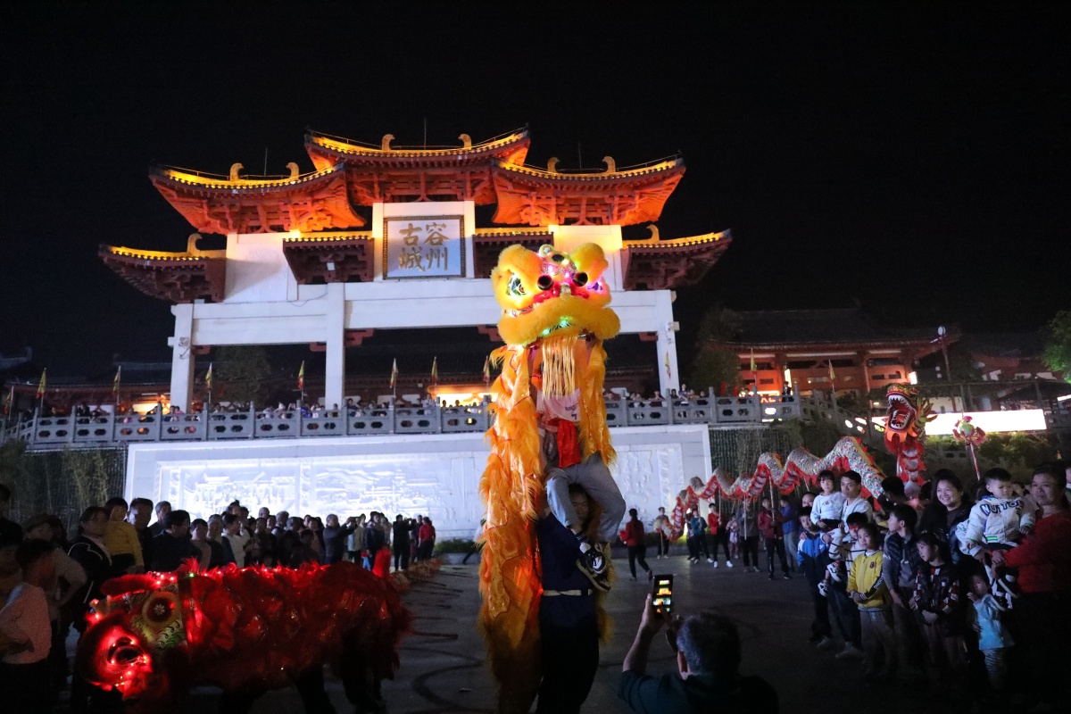 玉林市容县小年夜 龙腾狮舞年味足-广西新闻网