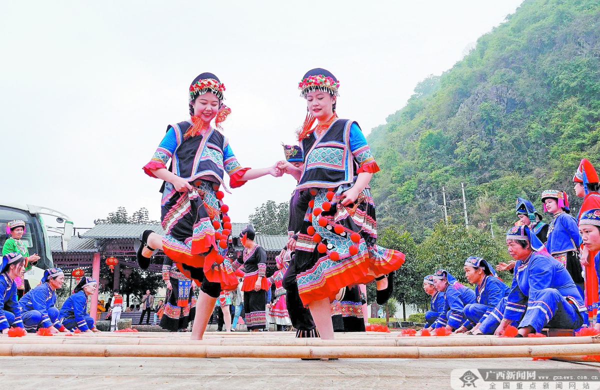 瑶族铜鼓舞,壮族扁担舞和舞龙舞狮等非遗项目展示活动,吸引众多游客前