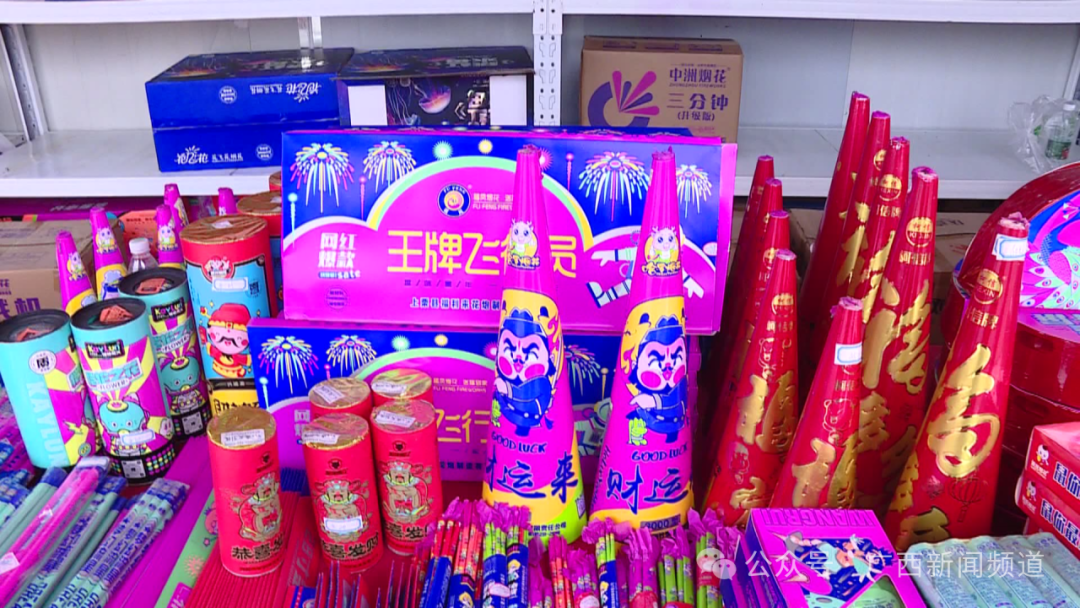 南宁临时摊点开售,加特林烟花被它们取代-广西新闻网