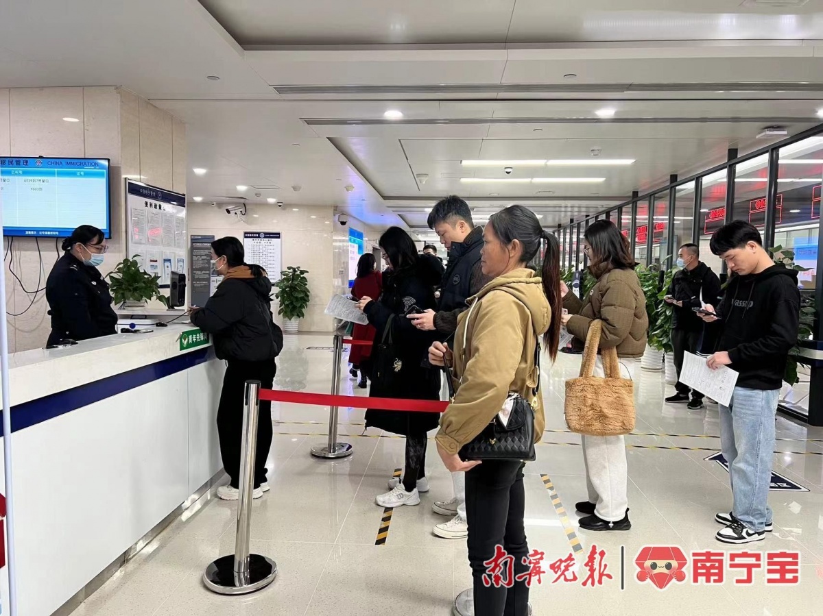 节前办证热,南宁出入境多措并举应对办证客流-广西新闻网