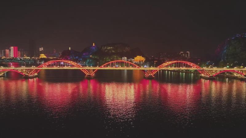 "现在柳州已经成了网红打卡地,很多外地游客来欣赏百里柳江的夜景灯光