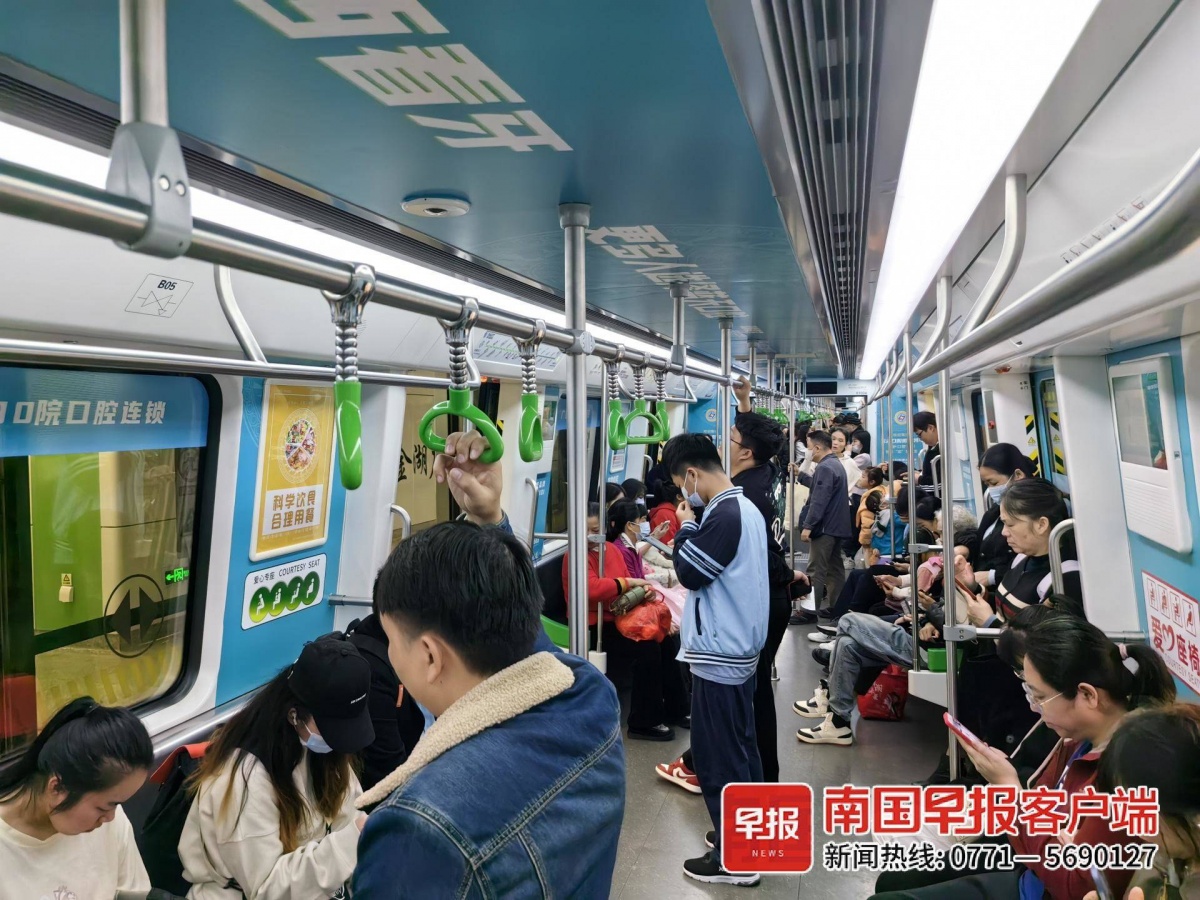 哼着歌化解驾驶室里的孤独地铁司机连起乘客团圆之路