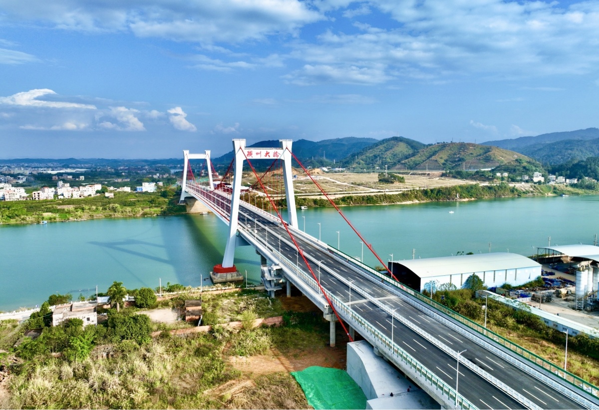 横州大桥横跨郁江,是国家"十四五"规划g324横州南绕城线的关键组成