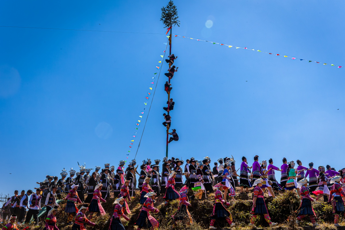 2月18日,一年一度的苗族跳坡节在百色市隆林各族自治县德峨镇坡场隆重