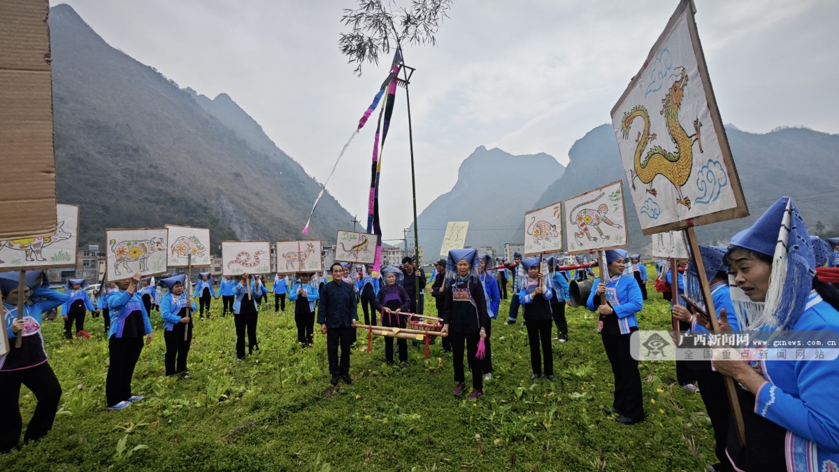 东兰县多彩蚂拐习俗闹新春