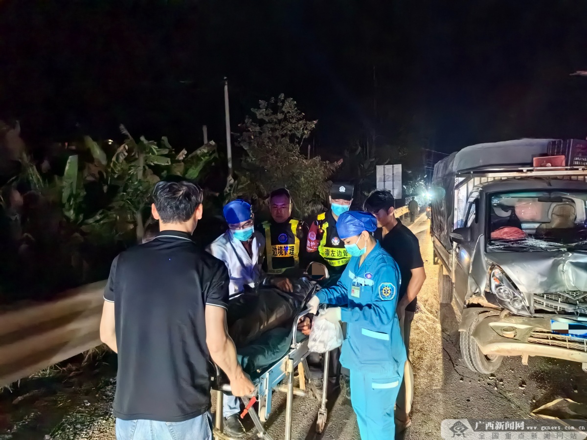 交通事故现场群众昏迷 移民管理警察快速救援