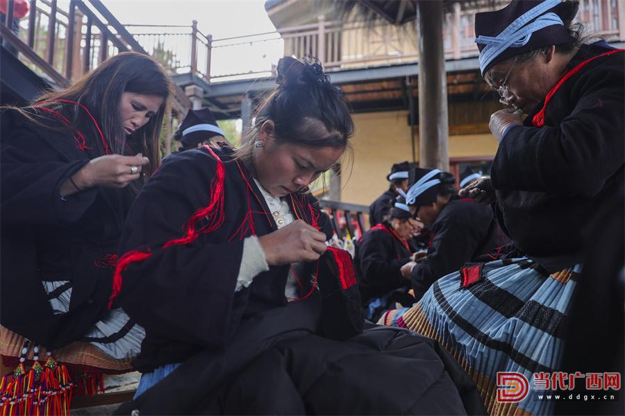 瑶族乡瑶望天下景区举办以"千鼓闹元宵万瑶逛年街"为主题的2024年白裤