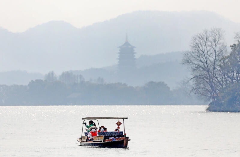 杭州雨水暂歇游人尽享西湖美景