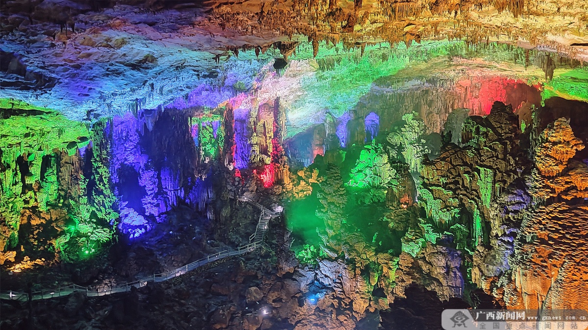 河池凤山推行景区免费开放日,让群众共享旅游资源-广西新闻网