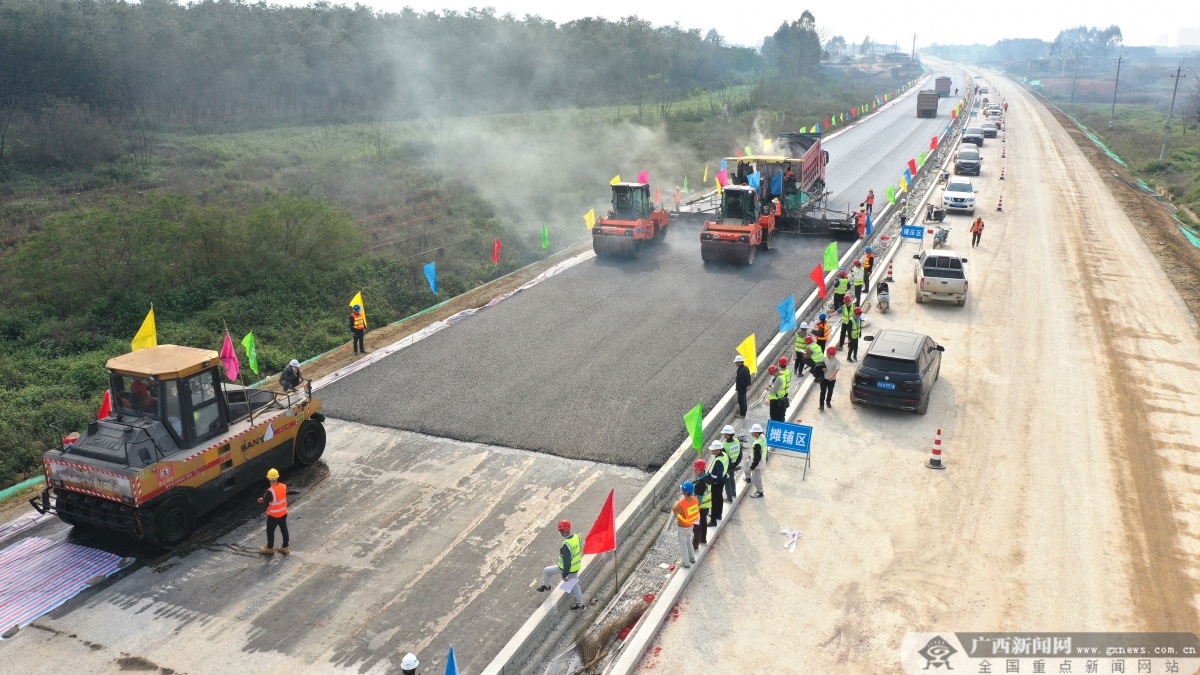 南宁至宾阳至黎塘公路项目完成沥青下面层试验段摊铺-广西新闻网