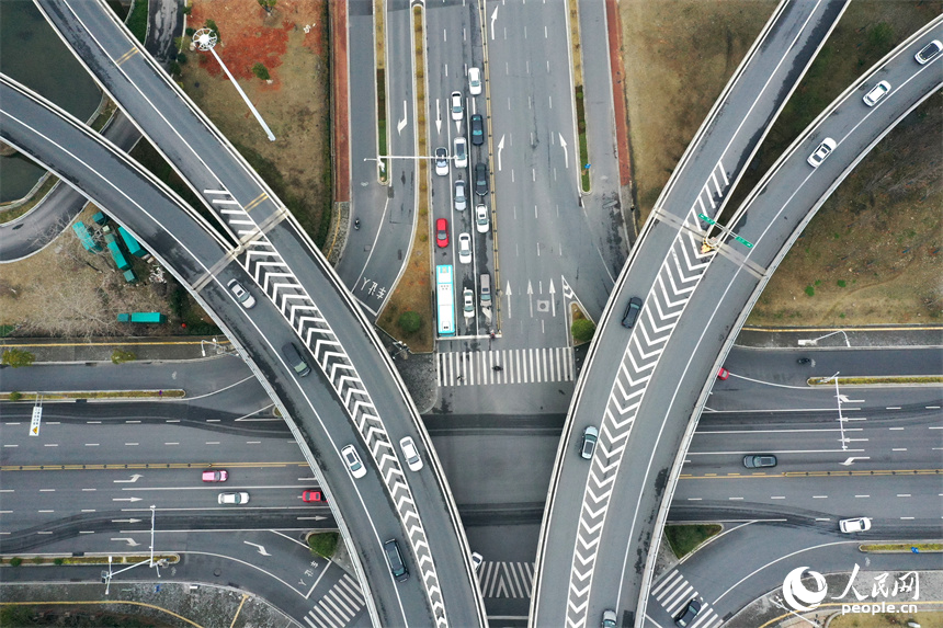 痛点,堵点问题,优化道路交通环境,不断延伸路网,加快形成南昌城市