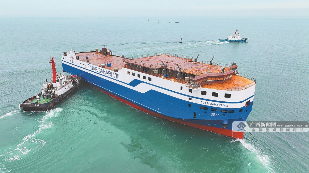 广西在建最大滚装船在钦州顺利下水