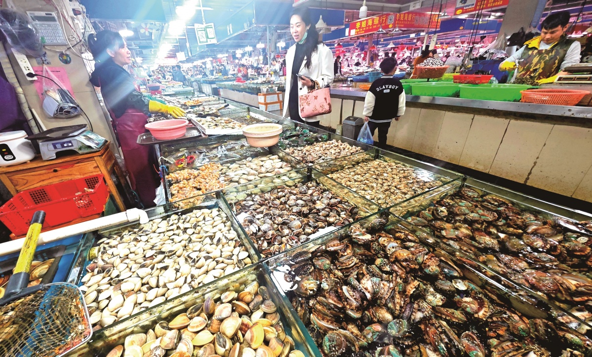 3月15日,在南宁市淡村农贸市场,海鲜产品琳琅满目,青口贝,扇贝,花甲螺
