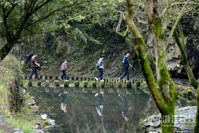 浙江乐清市中雁荡山西漈景区游客趁着好天气踏青赏春