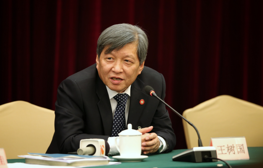 网红校长辞任全校学生自发送行