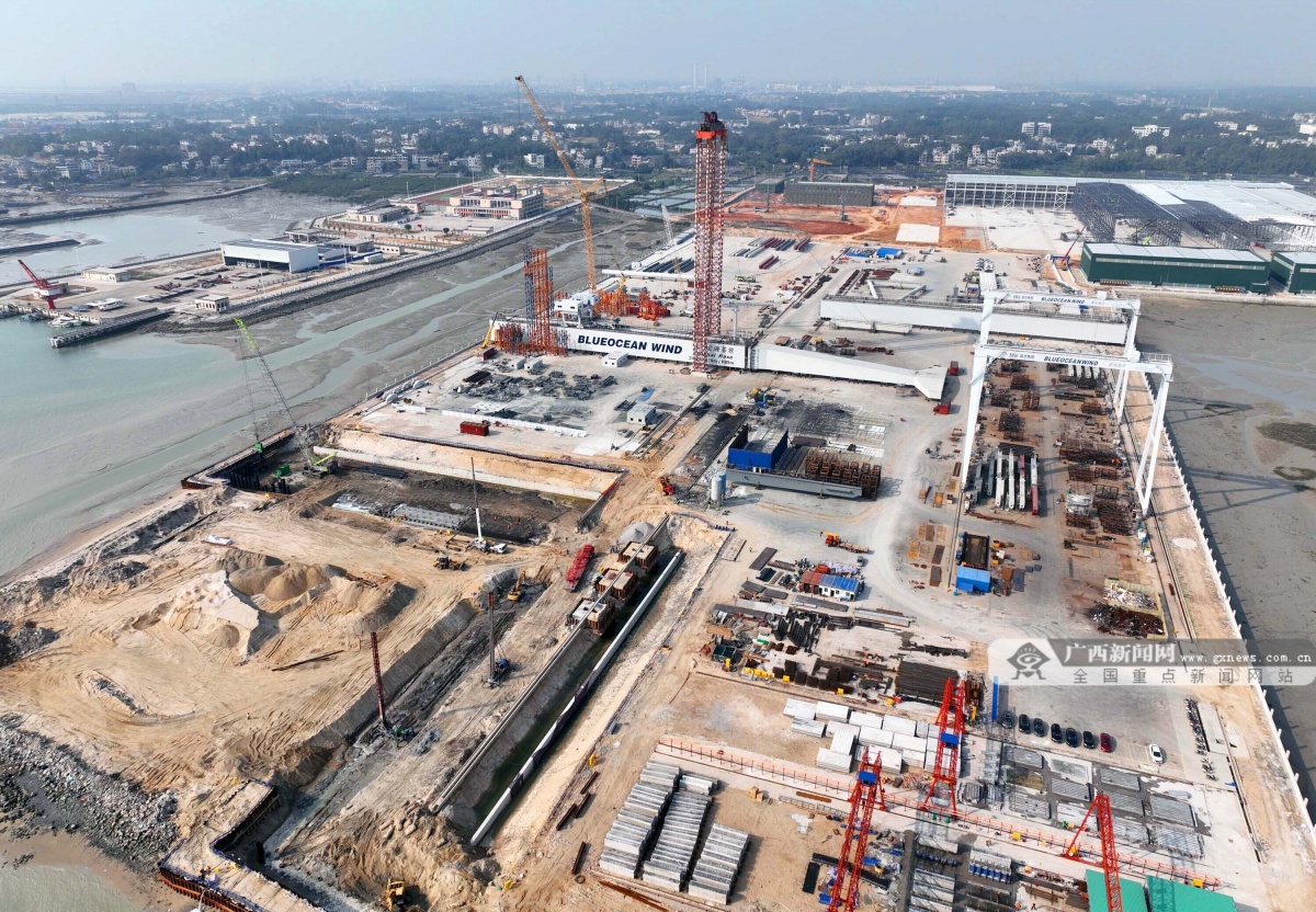 3月19日,在凤山县长洲镇那兵不老山风电场,工人们在吊装风电设备.