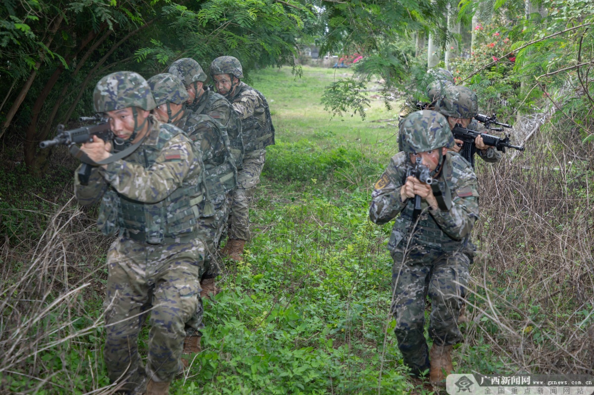 广西北海:直击武警官兵战术训练