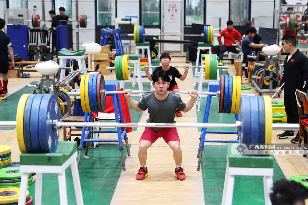 广西男子举重运动员在认真训练.