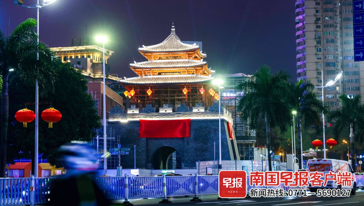 坐落在邕江畔的畅游阁与三街两巷隔街相望,以古色