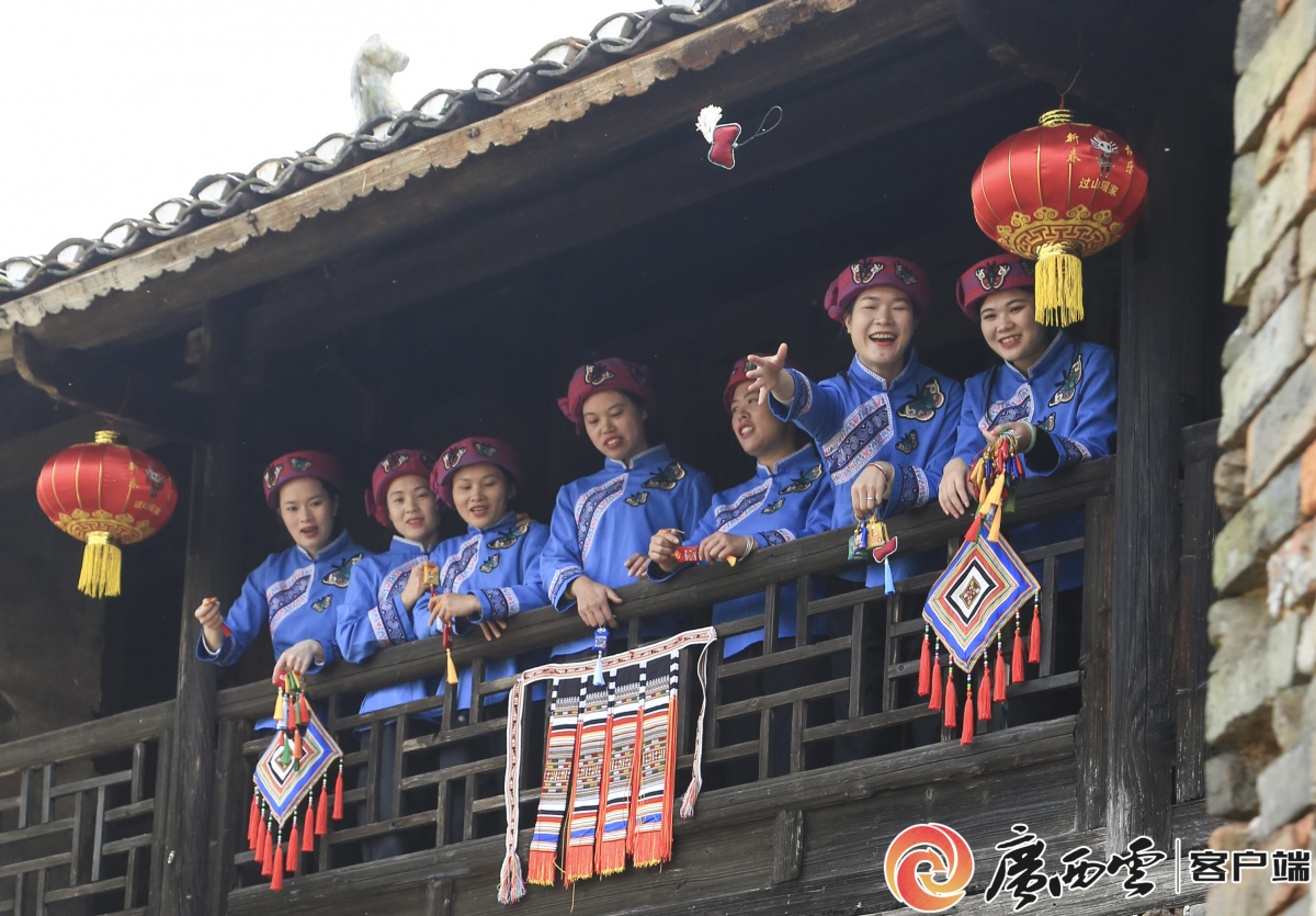 在练习拋绣球,拋锦囊,迎接即将前来体验广西三月三节日文化的各地游客