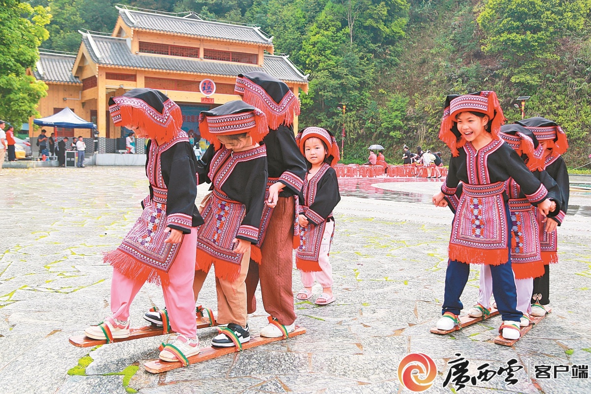 举行"三月三"主题活动,以文艺表演,对山歌和打陀螺,长板鞋比赛等形式