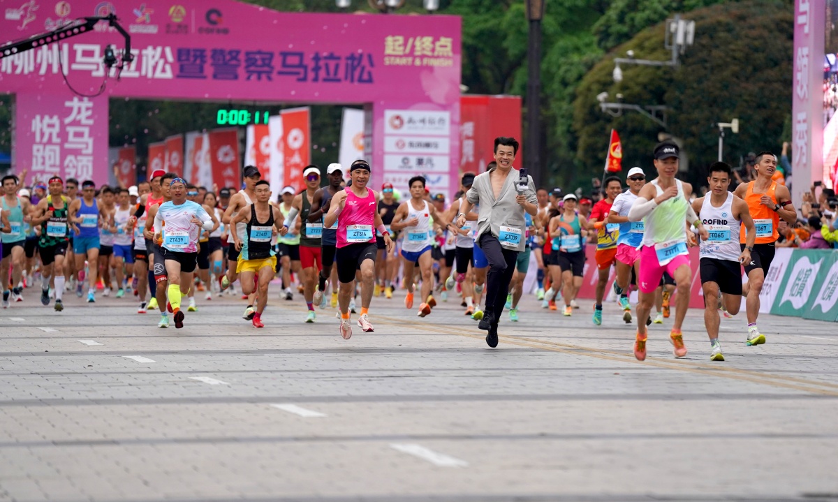 高清图集：2024柳州马拉松暨警察马拉松鸣枪开跑