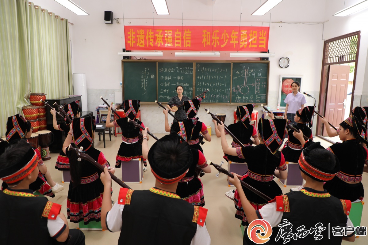 3月28日,崇左市龙州县民族中学学生在老师指导下排练天琴弹唱节目,为