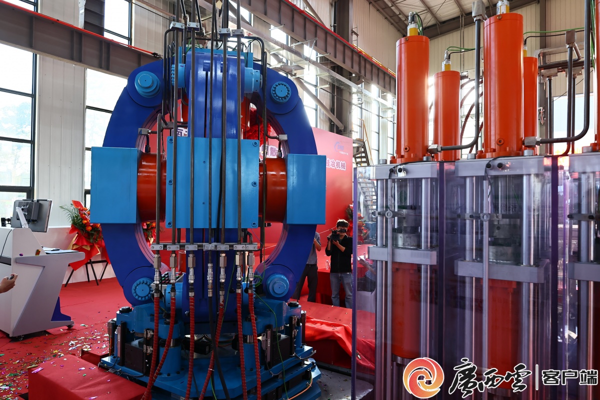 1月29日,我国首台真三轴六面顶液压机正式交付中国科学院高能物理研究