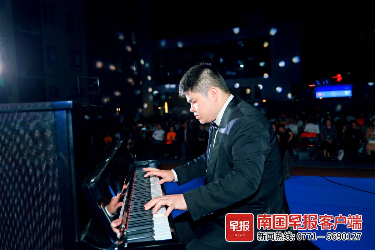 星星演奏家:他用音乐充实自己 用善举照亮他人-广西新闻网