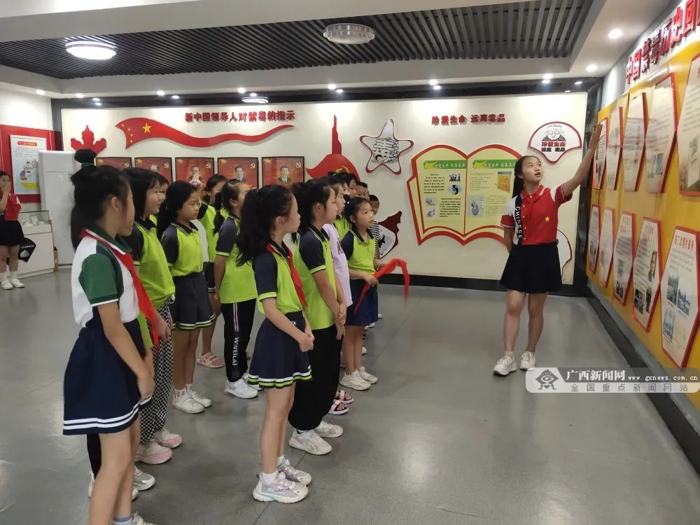 叠彩区组织学生到胜利小学禁毒教育基地参观.