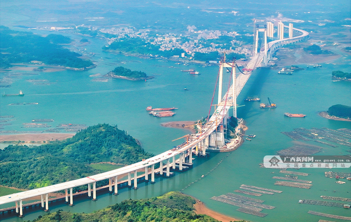 连日来,在钦州市龙门跨海大桥项目工地,工人们加紧进行桥梁上部结构