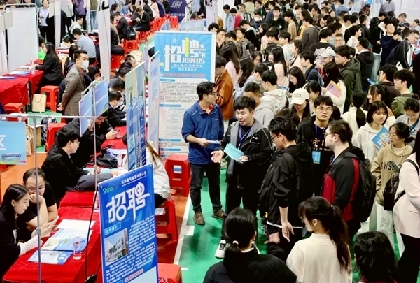 广西高校就业双选会在桂林举办 提供就业岗位1.7万多个