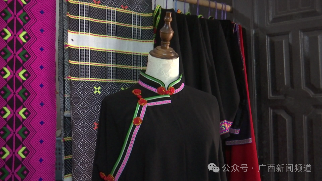 在崇左龙州,随着"三月三"的到来,纯手工缝制的黑衣壮服饰备受青睐.