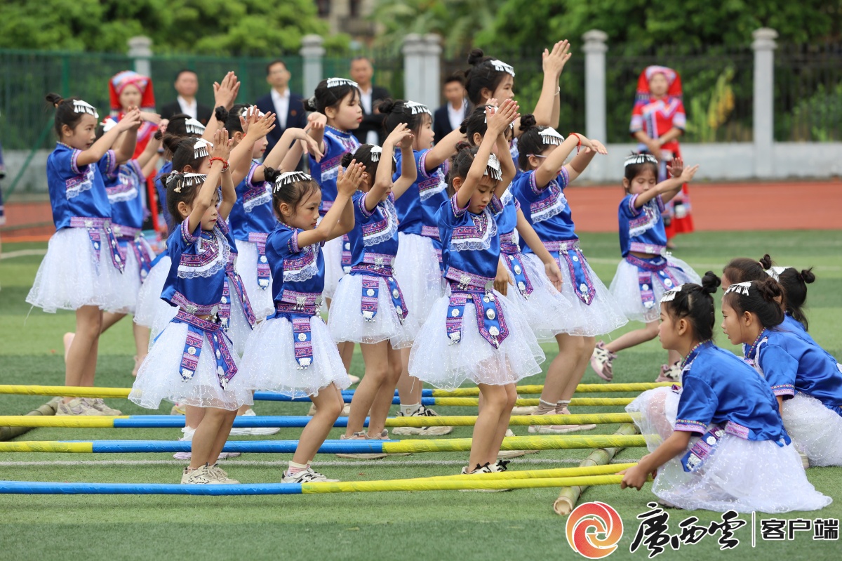 学生一起跳竹竿舞.