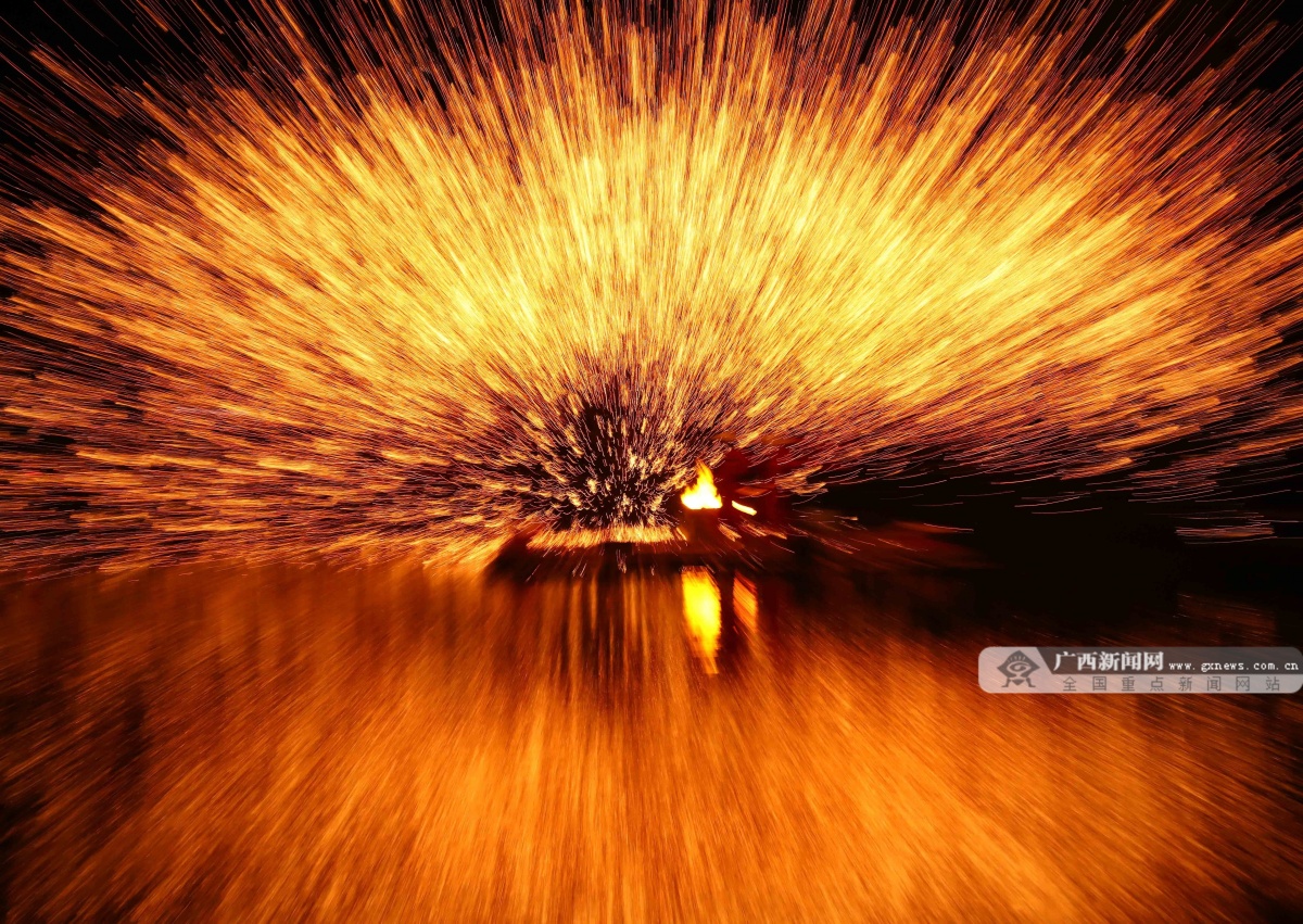 融安:非遗绝技"打铁花"迎客